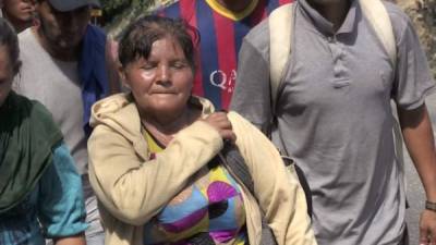 Antonia Ardón camina a la orilla de la carretera en el caluroso este de Guatemala.