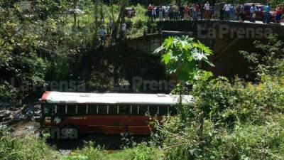 El bus quedó en la quebrada al pie de la hondonada. El exceso de velocidad le vuelve a pasar factura a los conductores imprudentes.