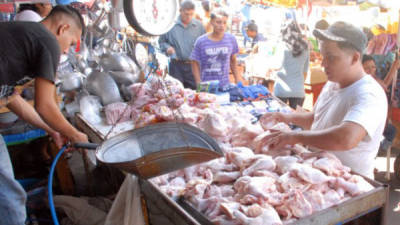 La carne de pollo fue uno de los productos básicos que fue excluido del 15% de ISV.