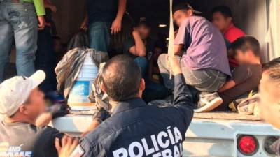 Algunos migrantes se encontraban deshidratados tras viajar por varias horas hacinados en la caja de un tráiler en Tamaulipas.