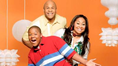 Kyle Massey (de camisa roja) interpretó al hermano pequeño de Raven-Simoné, Cory, en la serie 'That's so Raven'.