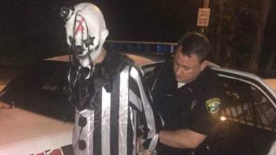 La policía de EUA a detenido a una decena de personas disfrazados de payasos siniestros.