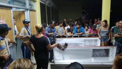 Familiares de las víctimas retiran los cuerpos de la morgue.