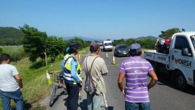 Los agentes policiales recibieron una denuncia al 911 de que había un hombre asesinado en la carretera.