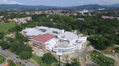 El personal de la constructora está trabajando en los acabados finales del edificio. Foto: Yoseph Amaya