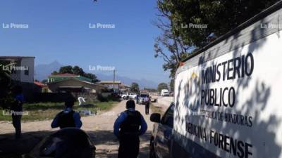 Agentes de la Policía Nacional, fiscales del Ministerio Público y personal de Medicina Forense llegaron al lugar para hacer el respectivo levantamiento de las víctimas.