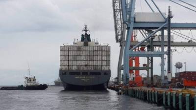 Un barco carguero yace amarrado en el muelle de Puerto Cortés, principal terminal portuaria hondureña.