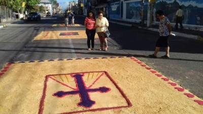 Con cuadros de vivos colores, estas estampas de aserrín son elaboradas por alumnos y docentes del Instituto Pico Bonito.