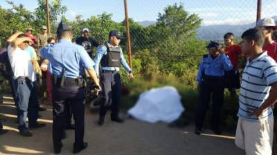 Los cadáveres quedaron en la orilla de una carretera, pegados a un cerco de alambre ciclón.