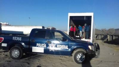 Unos 30 migrantes centroamericanos fueron rescatados por la policía mexicana cuando estaban a punto de morir asfixiados.