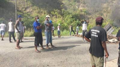 Los habitantes de Triunfo de la Cruz se tomaron la carretera CA-13 para exigir la liberación de los dirigentes, mientras la Policía busca en zonas montañosas cercanas a Tela.