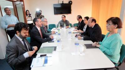 Andrés Salazar, Alejandro Bendaña y Brenden Varma (izquierda) reunidos con autoridades del Conadeh.