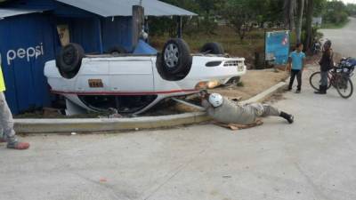 El taxi involucrado en el incidente quedó volcado con las llantas al aire.