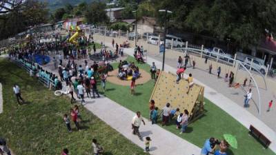 Chamelecón es una de las zonas de la ciudad en la que la Policía Comunitaria trabaja. El moderno parque es un sitio de esparcimiento para los pobladores. Foto: Wendell Escoto