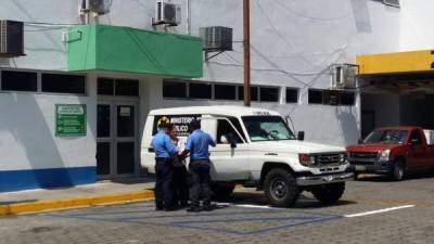 Familiares cuando iban a reclamar el cuerpo de una de las víctimas mortales en San Pedro Sula.