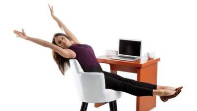 Los movimientos para cambiar de posición en su silla puede mantener activado su cuerpo.