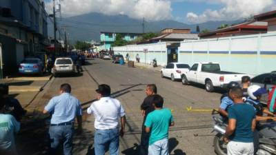 Lugar de la escena del crimen cercada con una cinta amarilla por agentes de la Policía Nacional de Honduras.