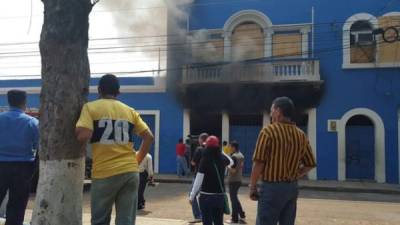 Bomberos intervinieron para sofocar un incendio en la sede del Partido Nacional localizada frente al parque El Obelisco, en Comayagüela, Honduras.