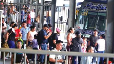 Más de un millón de viajeros esperan en terminal y el Villeda