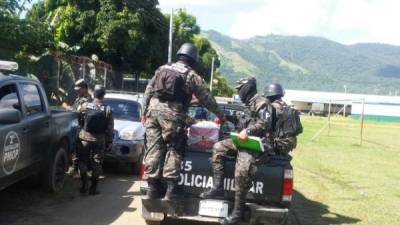 Agentes de la Policía Militar resguardan la droga en Batallón de Chamelecón.