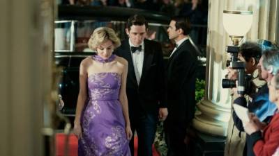 Emma Corrin y Josh O'Connor interpretan a la princesa Diana y el príncipe Carlos.