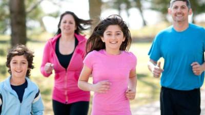 Realizar una actividad física en cualquier edad ayuda a prevenir enfermedaes cardiacas y renales.