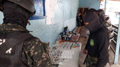 Más de 150 bolsitas pequeñas con supuesta cocaína y marihuana encontraron en el centro penal de La Ceiba, Atlántida.