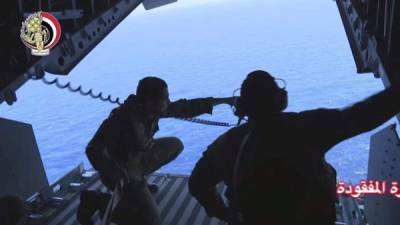 Militares reaizan intensa búsqueda de los posibles restos del avión en el Mediterráneo.