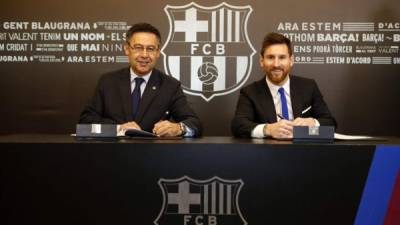 El presidente del Barca Josep Maria Bartomeu junto a Lionel Messi durante la firma del contrato del crack argentino.
