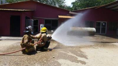 Los bomberos llegaron al campus universitario, los estudiantes afectados fueron trasladados a un centro asistencial.