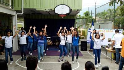 Los estudiantes de séptimo bailaron “Cuando llega el carnaval” de Guillermo Anderson.
