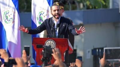 Bukele ordenó que los salvadoreños no paguen electricidad, ni agua, ni créditos bancarios o de almacenes, ni teléfono, ni internet, ni cable, por tres meses./AFP.