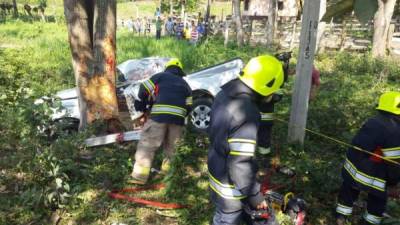 Las dos víctimas quedaron en el interior del vehículo y otros dos han sido trasladados a un centro asistencial.