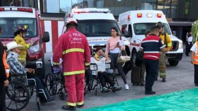 Paramédicos atendieron a los pasajeros heridos en el aeropuerto de Guadalajara.