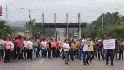 Los docentes se han instalado en la trocha de salida del norte en San Pedro Sula.