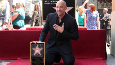 El actor Vin Diesel recibió su estrella en el paseo de la fama.