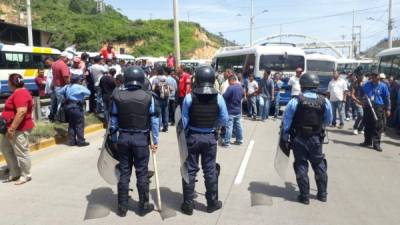 En Tegucigalpa, conductores de buses bloquearon algunas vías.