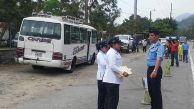 Después del violento hecho el motorista del bus se fue a la posta policial de Río Nance en Choloma.