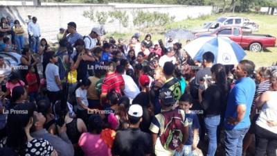 Momento del entierro en el municipio de Villanueva, Cortés.