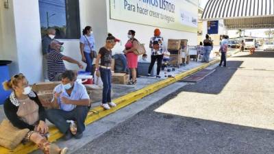 Las filas en la terminal aérea son interminables desde la madrugada hasta la noche.