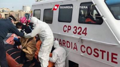 Algunos inmigrantes llegan al puerto de Lampedusa después de una operación de rescate en el mar, en la costa de Libia.