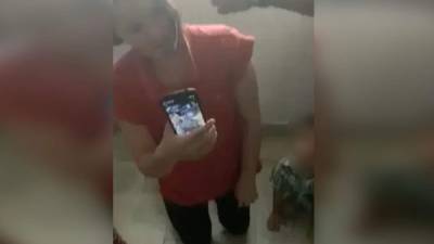 En el video se puede ver cómo uno de los secuestradores pone un arma en la cabeza de la madre mientras le exige que diga, ante la cámara, de dónde son y el nombre de una persona que muestra en un celular.