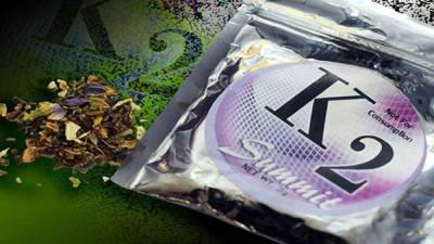 Los vendedores hacen que la droga 'Spice', conocida también como K2, sea atractiva para los jóvenes, pero esta sustancia sintética puede causar la muerte.