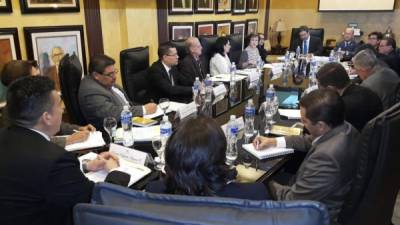 El presidente de la Corte Suprema de Justicia, Rolando Argueta, junto al pleno de magistrados y miembros de la Maccih.