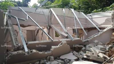 Una casa derrumbada en la colonia Gracias a Dios de la ciudad de Santa Bárbara, departamento homónimo, zona occidente de Honduras.