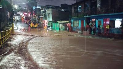 Varias unidades del Cuerpo de Bomberos estuvieron activas en la capital.