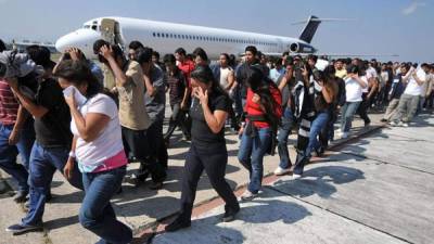 Hondureños llegan al país tras ser deportados.