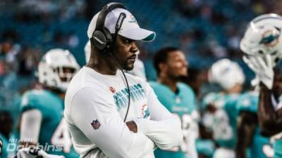 Brian Flores lo intentó, pero no pudo clasificar a los Dolphins.