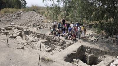 En la imagen, el equipo que ha trabajado en las excavaciones. EFE