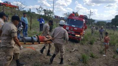 Momento en el que los bomberos trasladan a una persona que fue inmovilizada con un collarín.